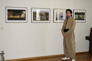 „12 Künstler, 12 Sprachen“: Der Iraner Bijan Teflin vor seinen Fotografien, die u.a. ab dem 7. Mai in der Galerie Fango zusehen sind.