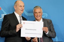 BILD: Dr. Klaus Freytag (r.) mit Dietmar Woidke bei der Ernennung zum Lausitz-Beauftragten. Foto: Staatskanzlei